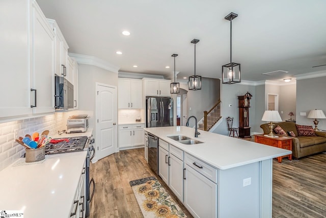 7 Ridgebury Pl, Greenville, SC 29607 - kitchen featuring crown molding, wood finished floors, stainless steel appliances, a sink, and open floor plan