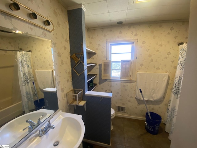 full bath featuring wallpapered walls, toilet, tile patterned flooring, and visible vents
