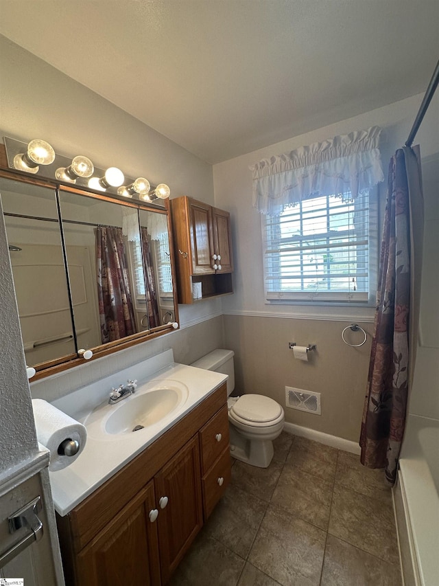 bathroom with a shower with curtain, toilet, and vanity