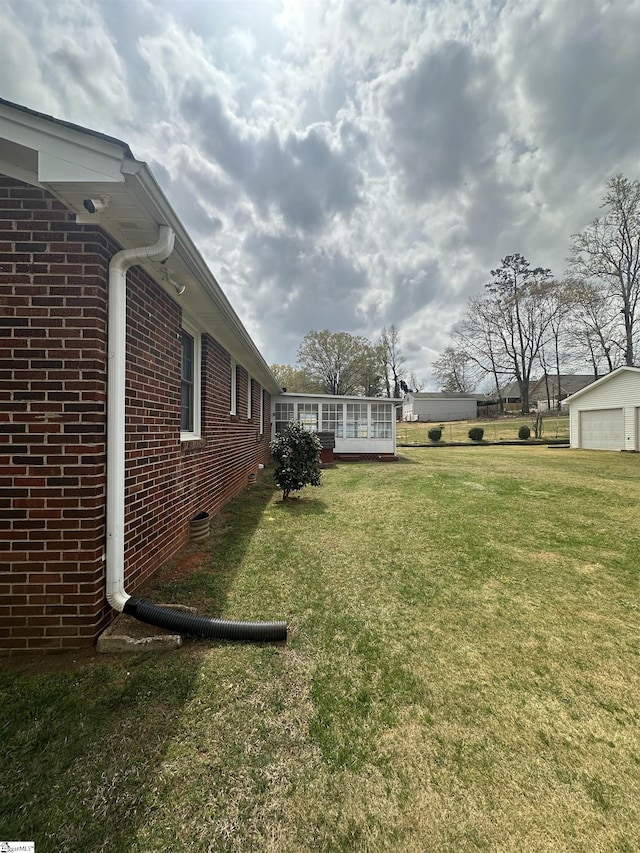view of yard featuring a detached garage