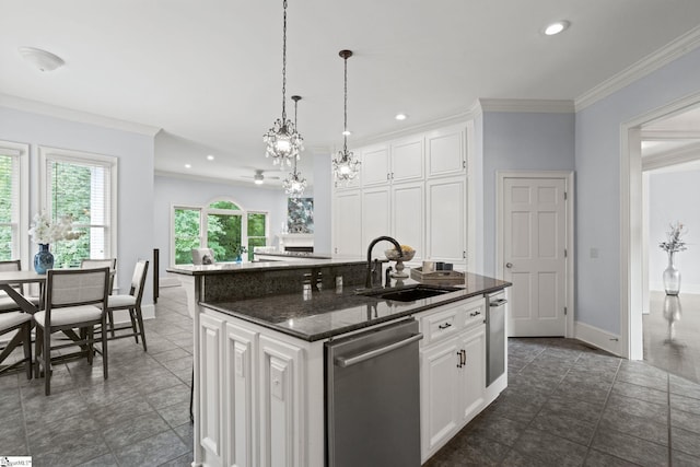 kitchen featuring stainless steel dishwasher, a center island with sink, crown molding, and a sink
