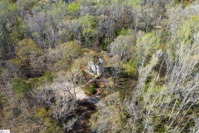 birds eye view of property featuring a forest view