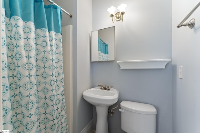 full bathroom featuring a shower with curtain and toilet