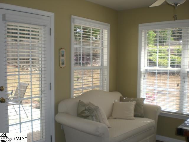 sitting room with ceiling fan