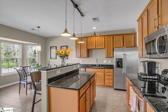 513 Rio Grande Pl, Simpsonville, SC 29680 - kitchen with a center island, visible vents, a kitchen bar, stainless steel appliances, and a sink
