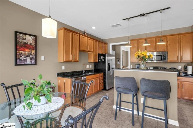 513 Rio Grande Pl, Simpsonville, SC 29680 - kitchen featuring visible vents, a center island, a sink, a kitchen bar, and stainless steel appliances