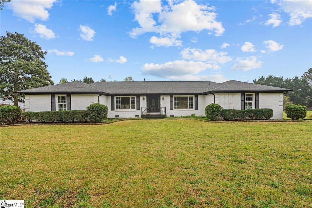 single story home with a front yard