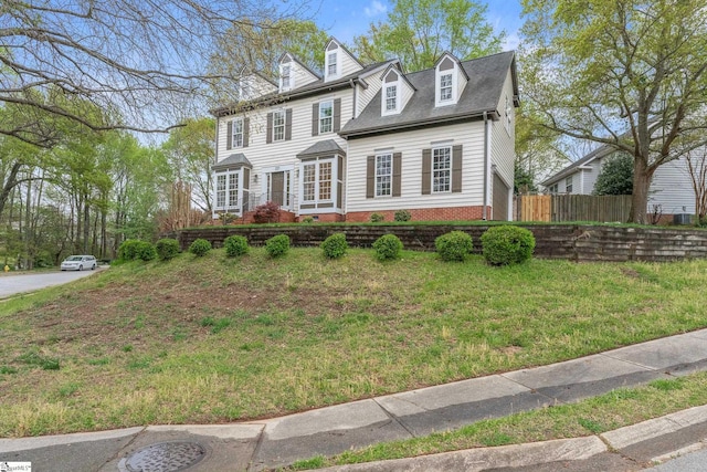 view of front of house featuring a front lawn and fence
