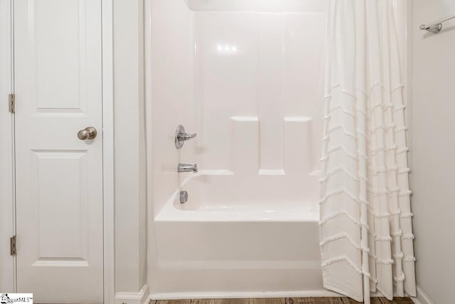 bathroom with shower / tub combo