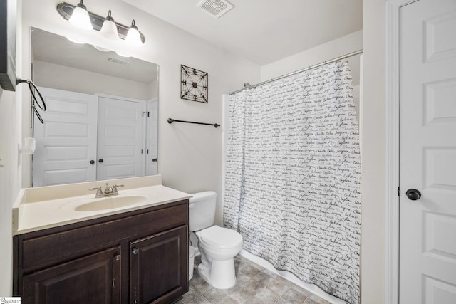 bathroom with toilet, vanity, visible vents, and a shower with curtain