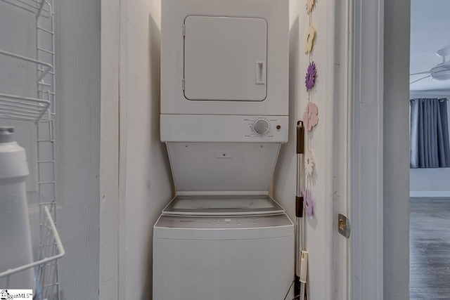 clothes washing area with ceiling fan, laundry area, and stacked washer and clothes dryer