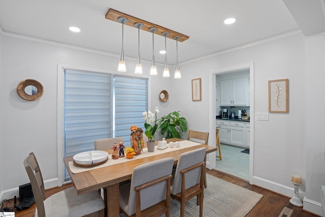 dining space with dark wood-style flooring, baseboards, ornamental molding, and recessed lighting