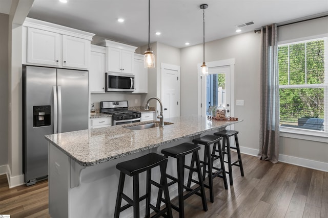 kitchen with visible vents, a sink, dark wood finished floors, white cabinetry, and stainless steel appliances