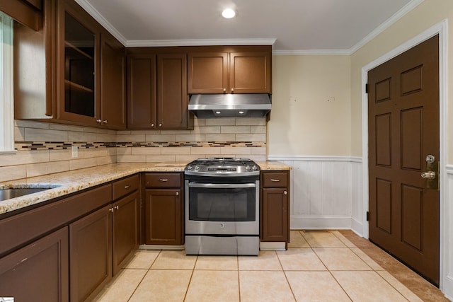 105 Pinewood Ave, Clinton, SC 29325 - kitchen featuring light tile patterned floors, gas range, under cabinet range hood, crown molding, and light stone countertops