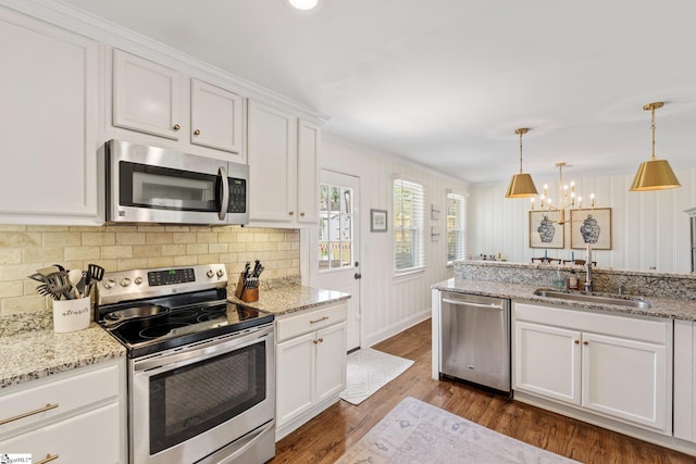 kitchen featuring a sink, white cabinetry, stainless steel appliances, dark wood-type flooring, and decorative backsplash