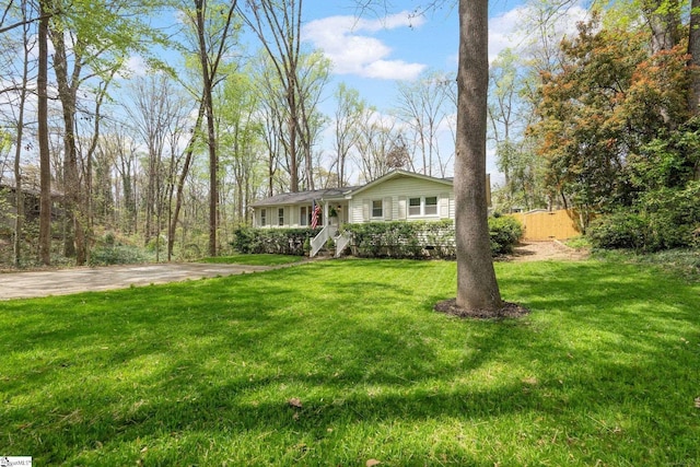 view of front of property featuring a front lawn