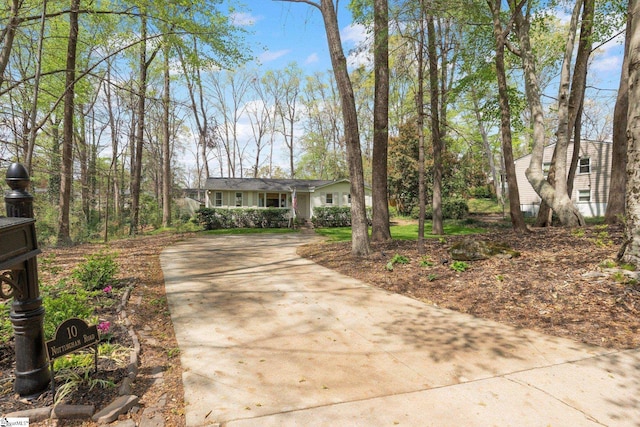 view of front of house with driveway