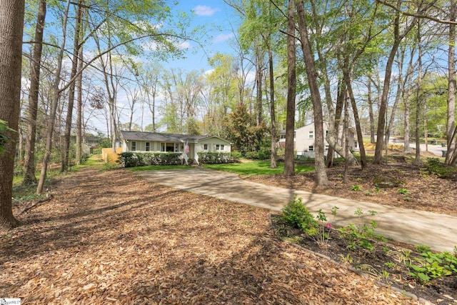 view of front of house with covered porch and driveway
