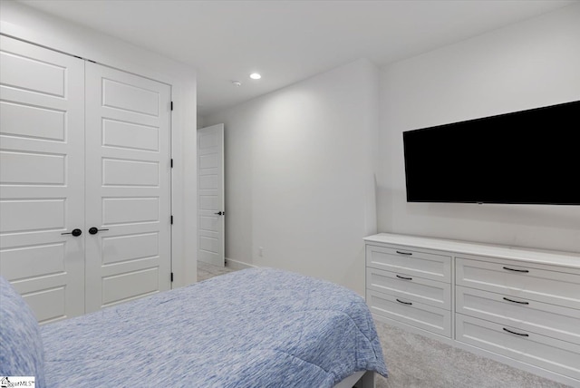 carpeted bedroom featuring recessed lighting and a closet