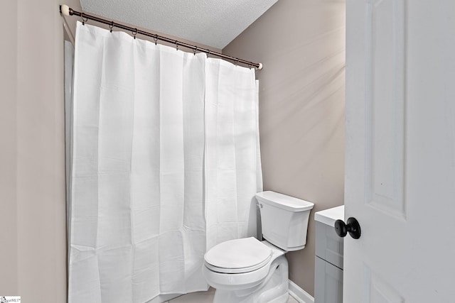 full bath with toilet, a textured ceiling, and a shower with shower curtain