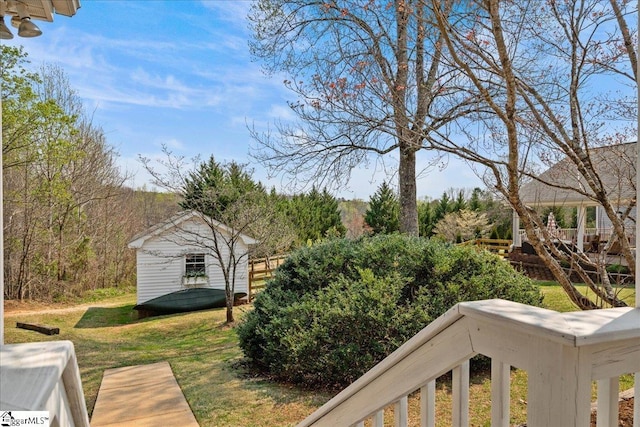 view of yard featuring an outbuilding