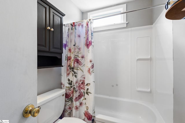 bathroom featuring shower / tub combo with curtain and toilet