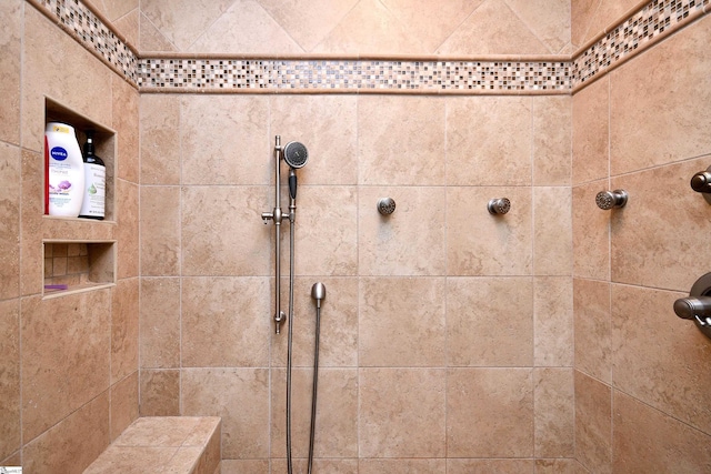 full bathroom featuring a tile shower