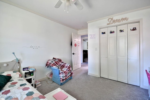 bedroom with a closet, baseboards, ornamental molding, and carpet