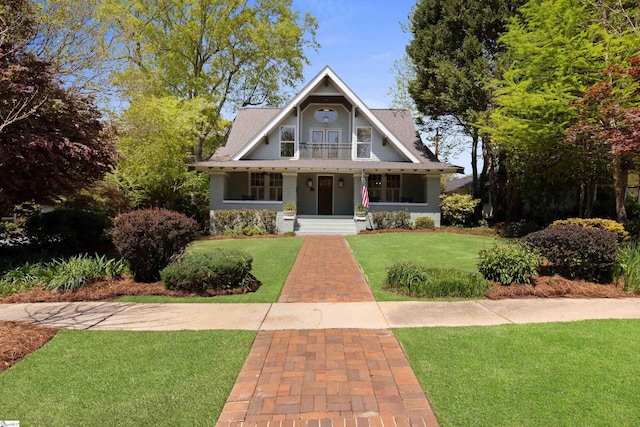 view of front of home featuring a front yard