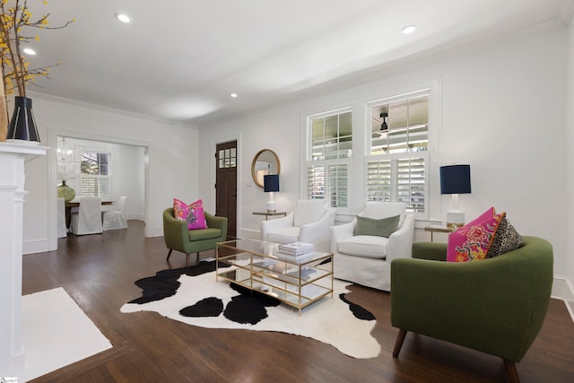 living area featuring crown molding, wood finished floors, baseboards, and recessed lighting