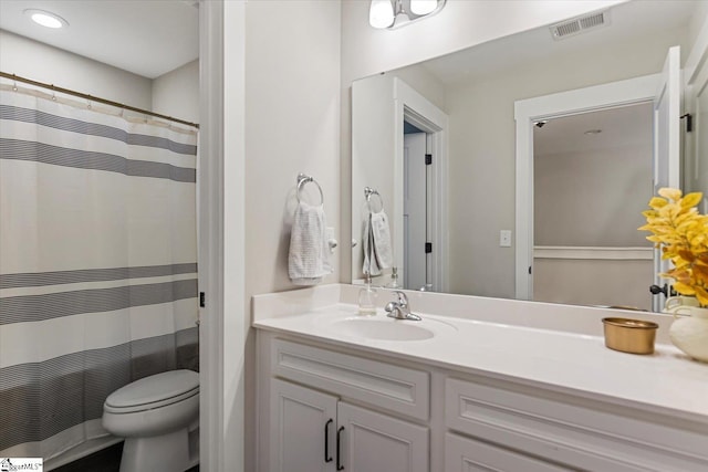 full bathroom featuring toilet, curtained shower, vanity, and visible vents