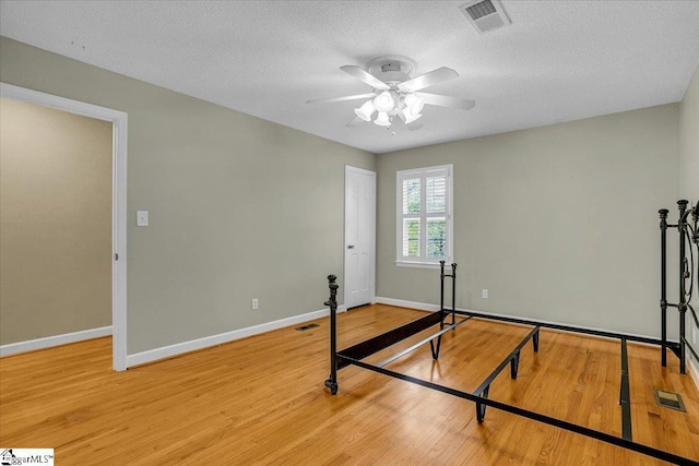 exercise room with visible vents and baseboards