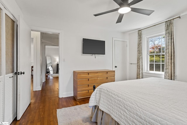 bedroom featuring dark wood-style flooring, baseboards, and ceiling fan