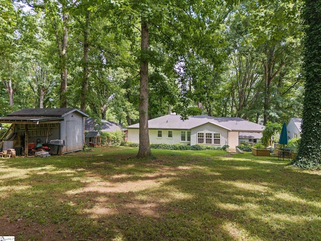 view of yard featuring an outdoor structure
