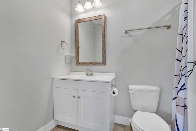 full bathroom with toilet, a shower with curtain, vanity, and baseboards