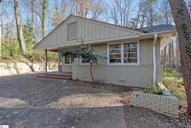 1020 Woodburn Rd, Spartanburg, SC 29302 - view of front facade with crawl space and brick siding