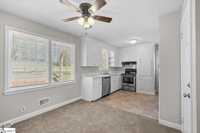 kitchen featuring visible vents, a sink, light countertops, stainless steel appliances, and baseboards