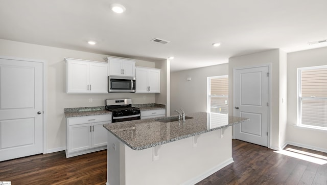 634 Evaleigh St, Woodruff, SC 29388 - kitchen featuring a sink, visible vents, dark wood-style floors, and stainless steel appliances