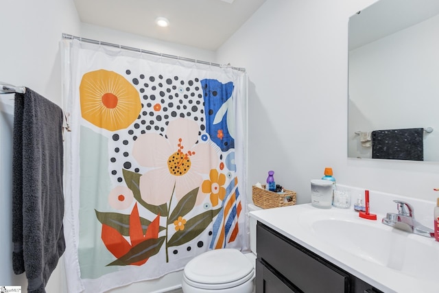 full bath with toilet, curtained shower, and vanity