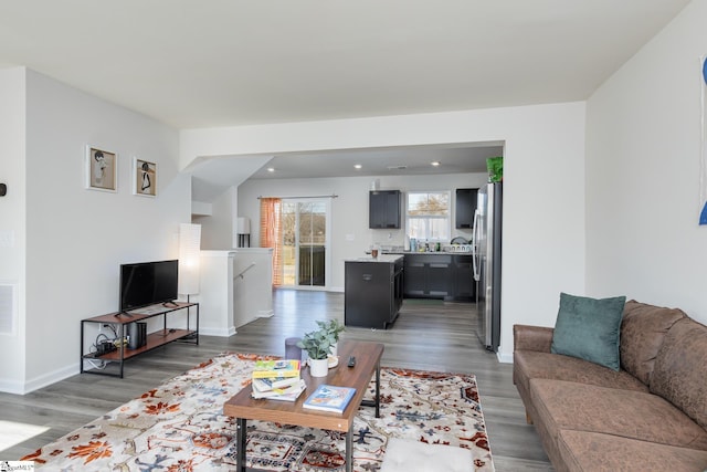 living room featuring recessed lighting, visible vents, baseboards, and wood finished floors