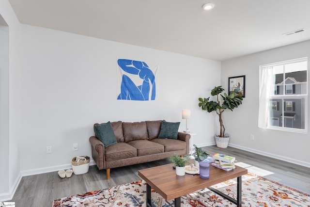living area featuring wood finished floors, baseboards, visible vents, and recessed lighting