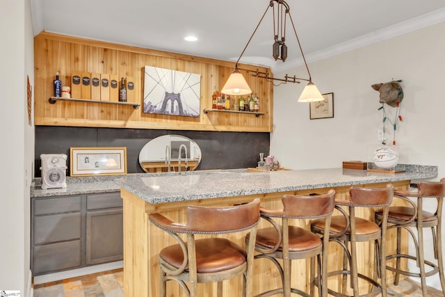 bar with crown molding, tasteful backsplash, decorative light fixtures, and indoor wet bar