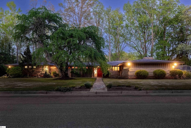 single story home with a front lawn