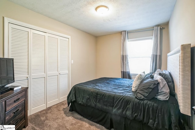 302 Pamela Ln, Laurens, SC 29360 - bedroom with carpet flooring, a closet, and a textured ceiling