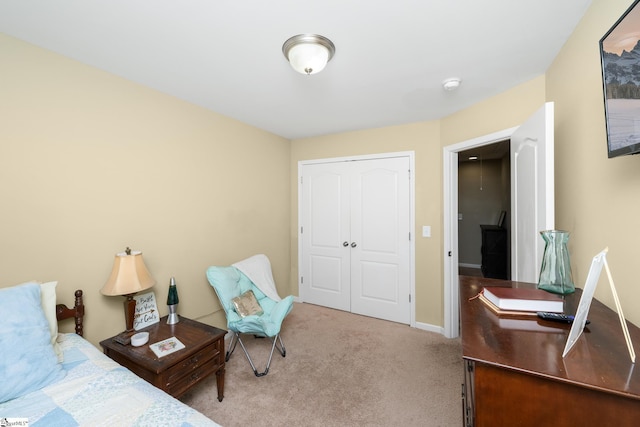 bedroom featuring a closet, baseboards, and carpet