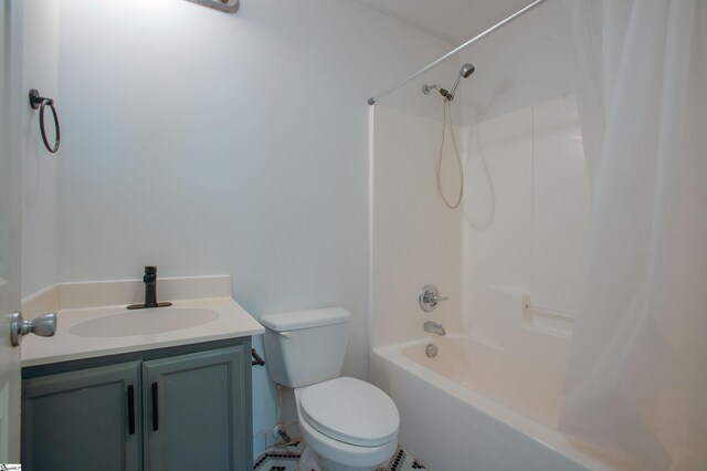 bathroom with shower / tub combo with curtain, vanity, and toilet