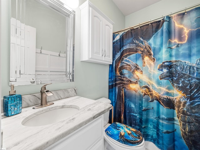 full bath with toilet, vanity, and a shower with curtain