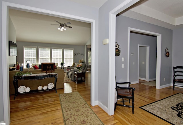 entrance foyer with light wood-style flooring, baseboards, and ceiling fan
