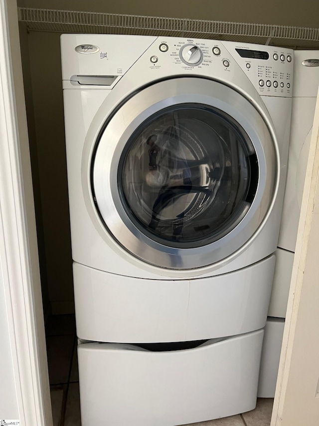 laundry room with washer / clothes dryer, laundry area, and light tile patterned floors