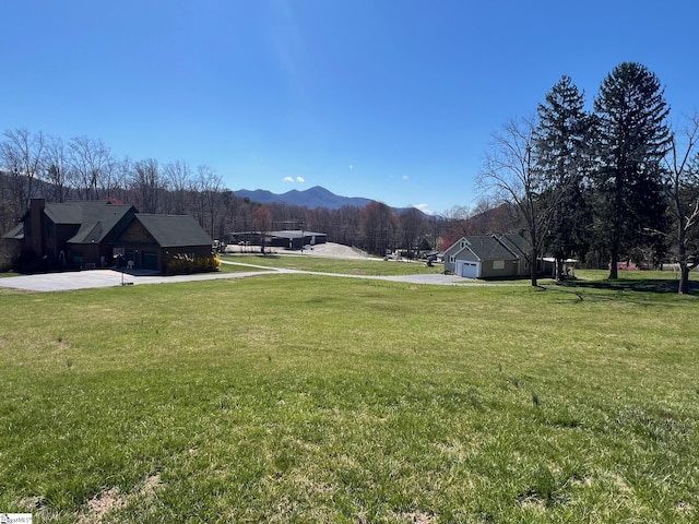view of yard with a mountain view